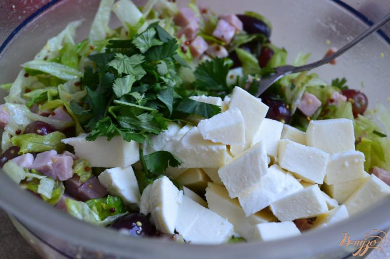 Фото приготовление рецепта: Салат с виноградом, ветчиной и сыром шаг №3