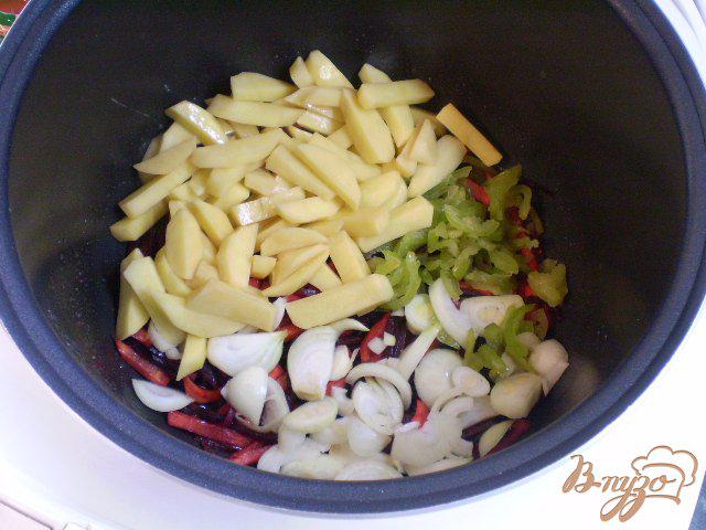 Фото приготовление рецепта: Свекольное рагу с картофелем шаг №4