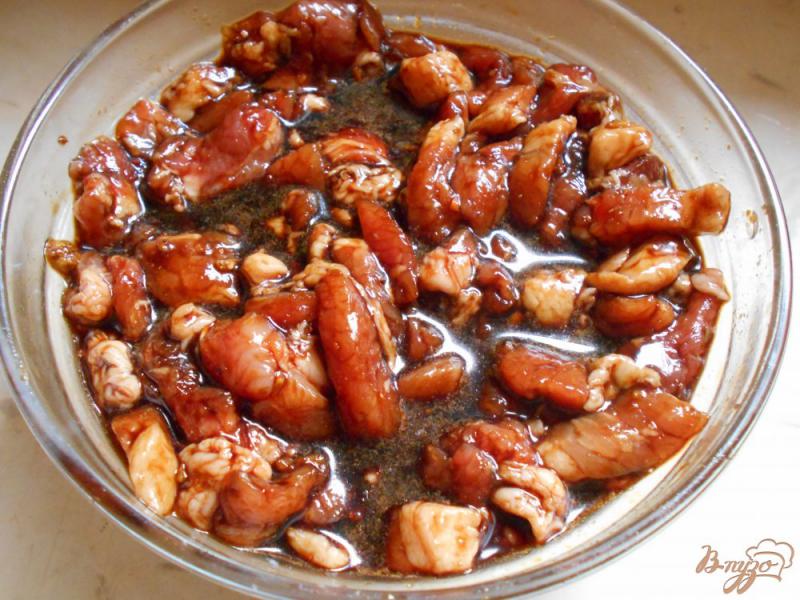 Фото приготовление рецепта: Свинина по-китайски с ореховой смесью в воке шаг №3