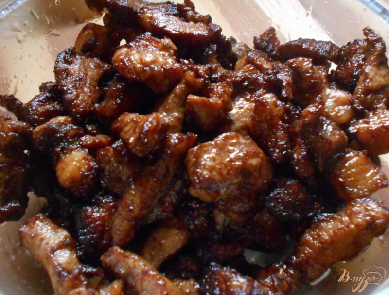 Фото приготовление рецепта: Свинина по-китайски с ореховой смесью в воке шаг №7