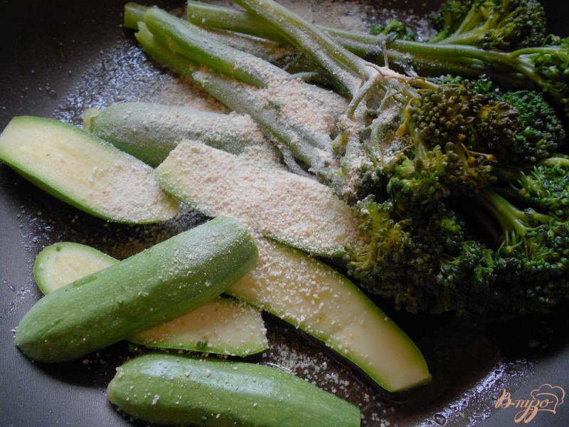 Фото приготовление рецепта: Гарнир из брокколини и цуккини с панировочными сухарями шаг №6