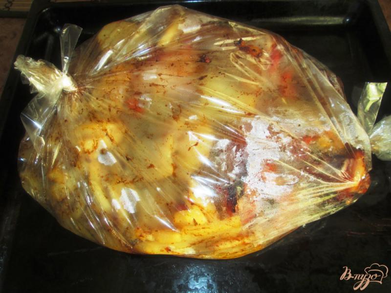 Фото приготовление рецепта: Индейка с картофелем в рукаве шаг №8