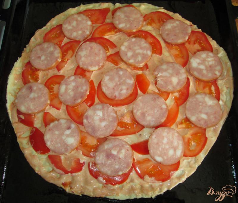 Фото приготовление рецепта: Пицца с маслинами и солеными огурчиками шаг №3
