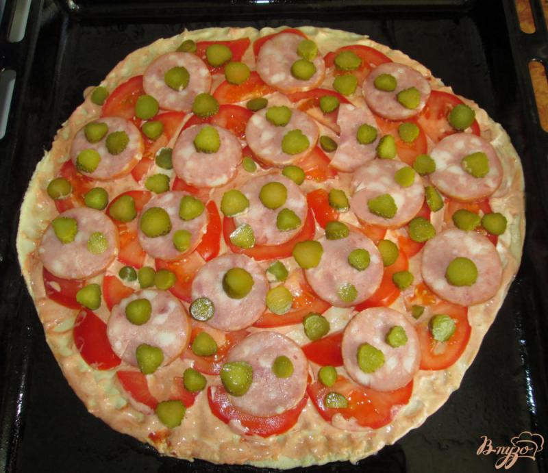 Фото приготовление рецепта: Пицца с маслинами и солеными огурчиками шаг №4