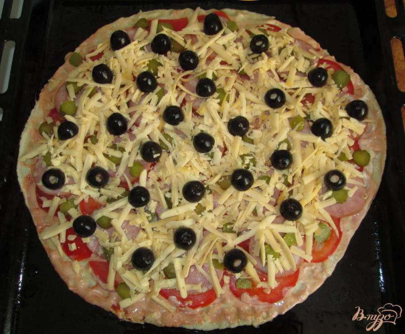 Фото приготовление рецепта: Пицца с маслинами и солеными огурчиками шаг №5