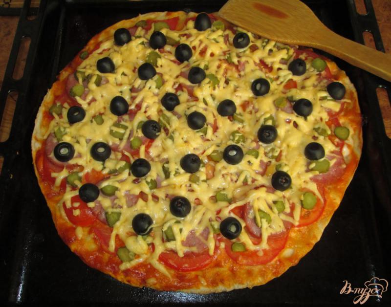Фото приготовление рецепта: Пицца с маслинами и солеными огурчиками шаг №6