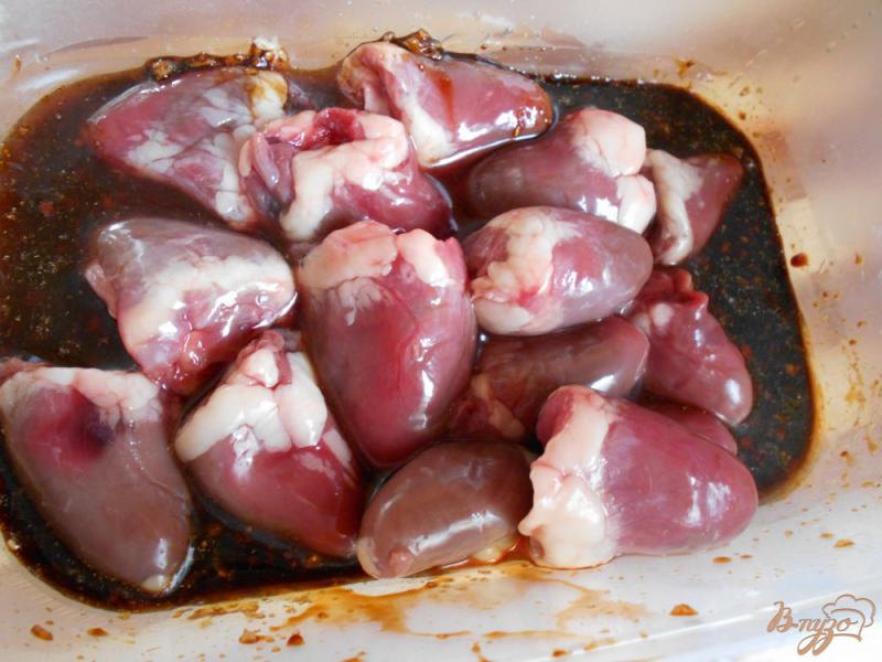 Фото приготовление рецепта: Шашлычки из куриных сердец с жаренным картофелем и овощами-гриль шаг №2