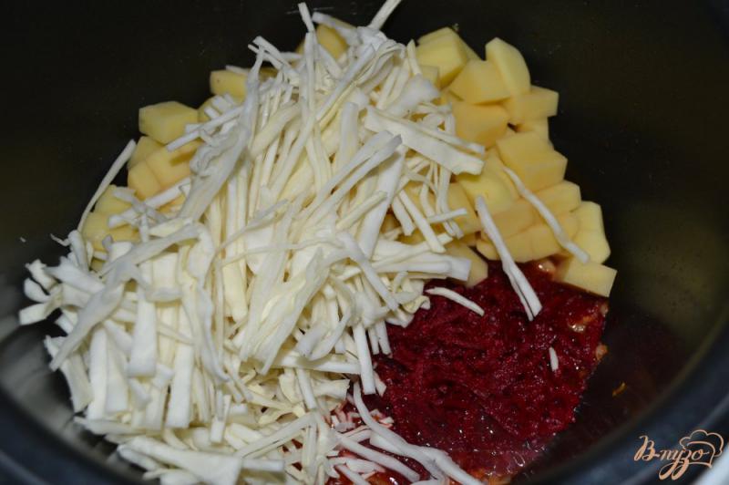 Фото приготовление рецепта: Постный борщ с килькой в томате в мультиварке шаг №7
