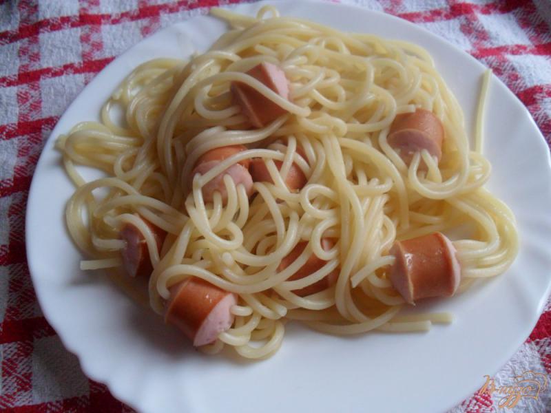 Фото приготовление рецепта: Спагетти с сосиской шаг №4
