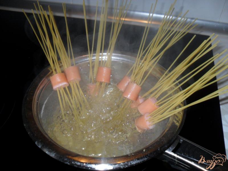 Фото приготовление рецепта: Спагетти с сосиской шаг №3