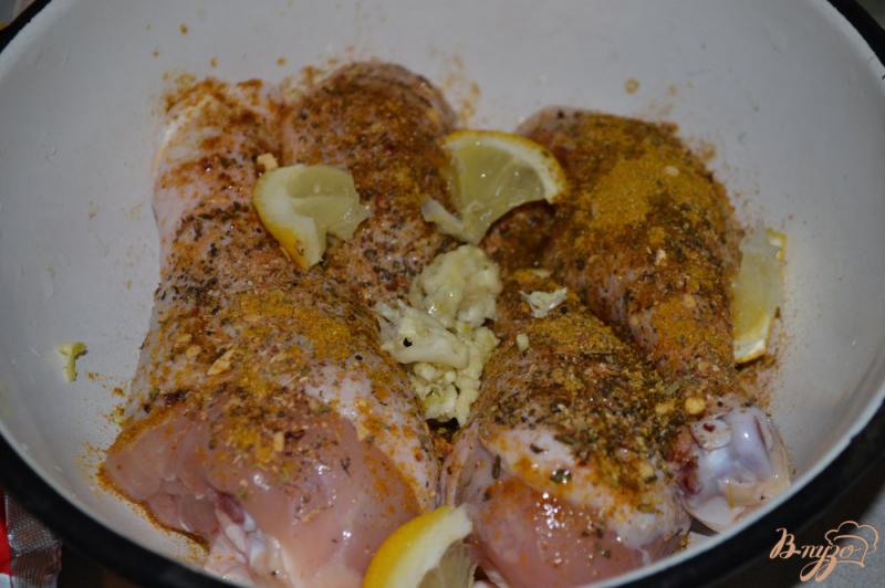 Фото приготовление рецепта: Куриные голени в рукаве с итальянскими травами шаг №3