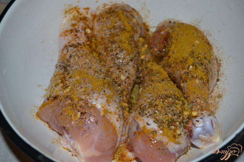 Фото приготовление рецепта: Куриные голени в рукаве с итальянскими травами шаг №2