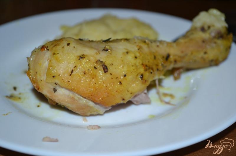 Фото приготовление рецепта: Куриные голени в рукаве с итальянскими травами шаг №7