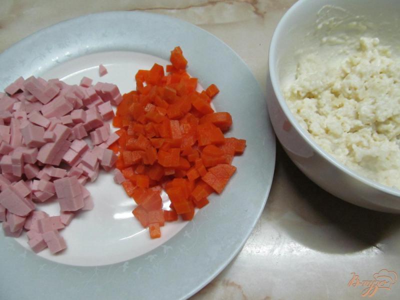 Фото приготовление рецепта: Салат с вареной колбасой шаг №2