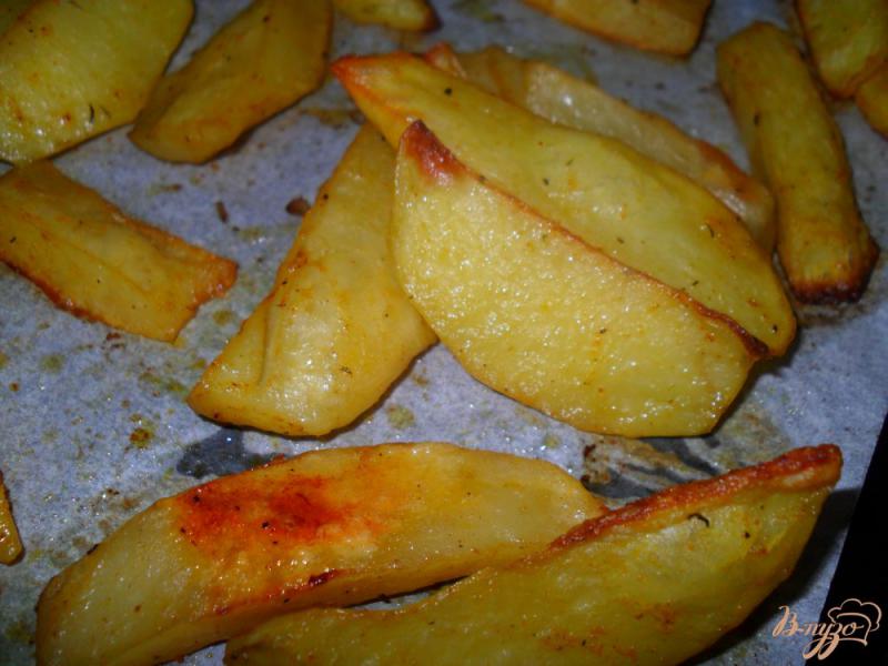 Фото приготовление рецепта: Запеченные картофельные дольки шаг №5