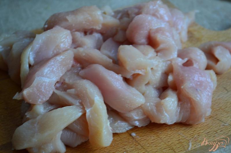 Фото приготовление рецепта: Мясо куриных грудок со сладким перцем с изюмом шаг №1