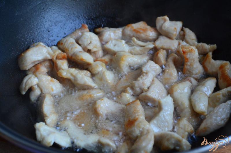 Фото приготовление рецепта: Мясо куриных грудок со сладким перцем с изюмом шаг №2
