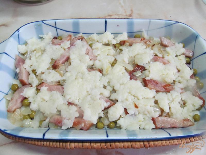 Фото приготовление рецепта: Картофельная запеканка с с ветчиной горошком и свеклой шаг №6