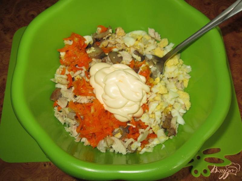 Фото приготовление рецепта: Салат с курицей и шампиньонами шаг №5