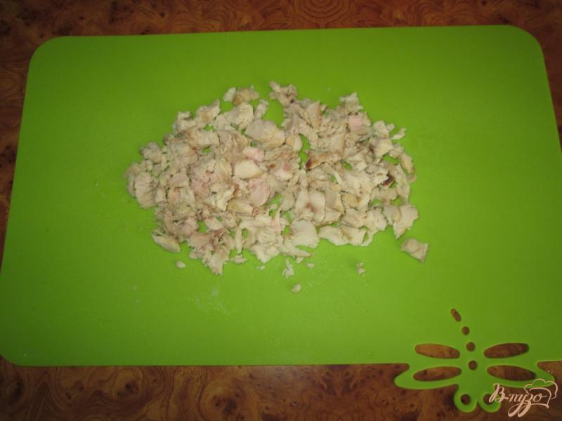 Фото приготовление рецепта: Салат с курицей и шампиньонами шаг №2