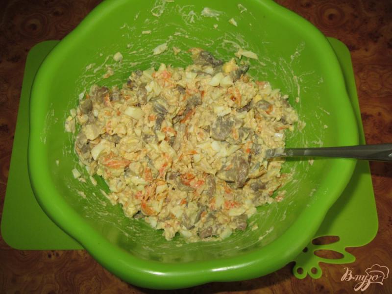 Фото приготовление рецепта: Салат с курицей и шампиньонами шаг №6