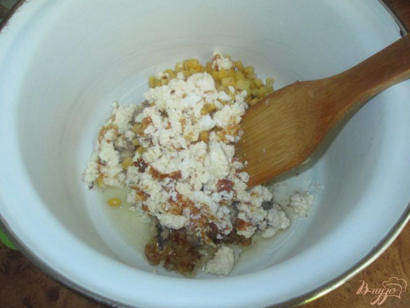 Фото приготовление рецепта: Салат с сардинами и яйцом шаг №6
