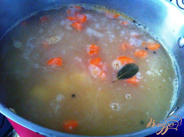 Фото приготовление рецепта: Гороховый суп с копчеными ребрышками шаг №6