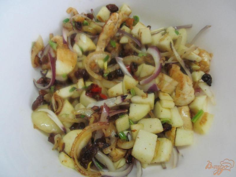 Фото приготовление рецепта: Теплый салат с курицей яблоком и изюмом шаг №5
