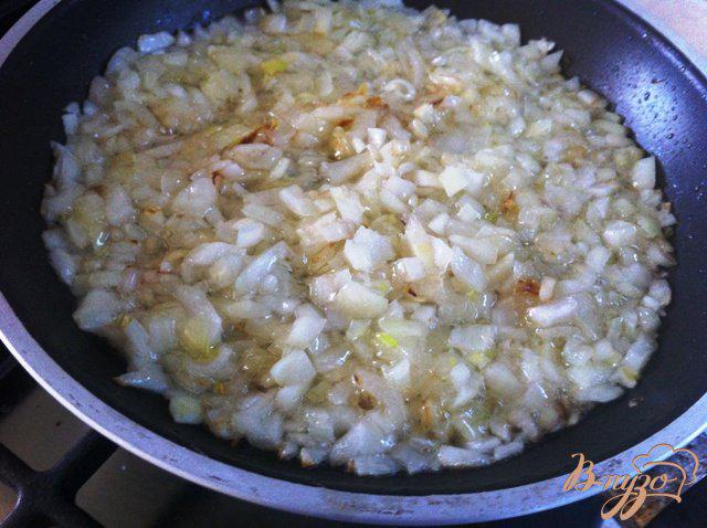 Фото приготовление рецепта: Зразы с яйцом и луком в томатном соусе шаг №1