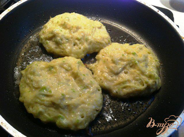 Фото приготовление рецепта: Картофельно-кабачковые оладьи шаг №6
