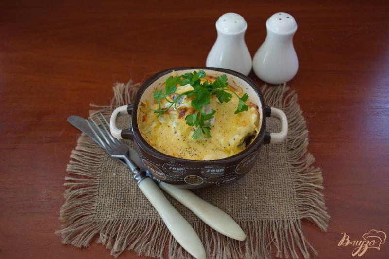 Фото приготовление рецепта: Минтай под сметаной и сыром в духовке шаг №6