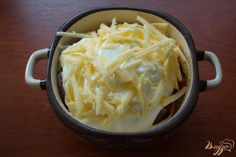 Фото приготовление рецепта: Минтай под сметаной и сыром в духовке шаг №5