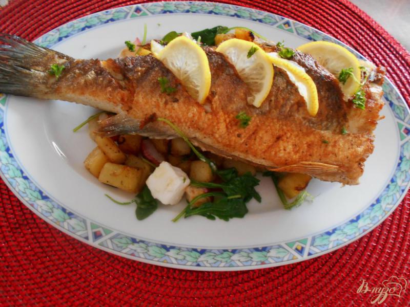 Фото приготовление рецепта: Рыба-гриль с теплым салатом из редиса, фенхеля и рукколы. шаг №7