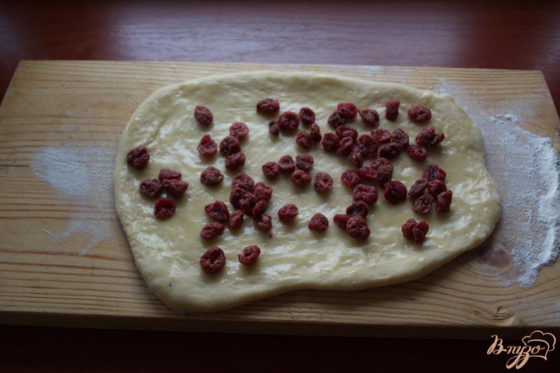 Фото приготовление рецепта: Сладкие булочки на кефире с вяленой вишней шаг №6