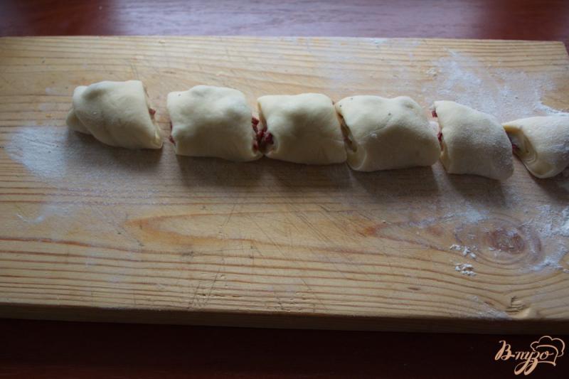 Фото приготовление рецепта: Сладкие булочки на кефире с вяленой вишней шаг №7