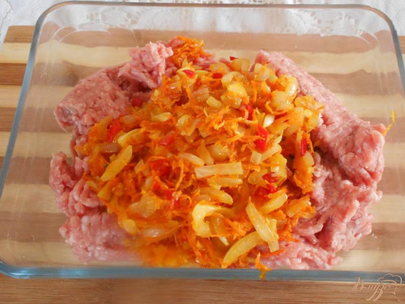 Фото приготовление рецепта: Пирог со шпинатом и мясными шариками шаг №4