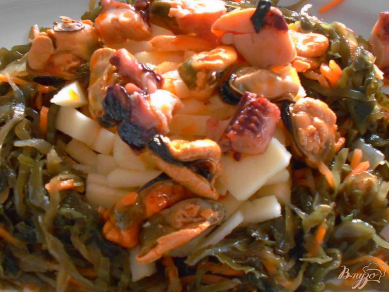 Фото приготовление рецепта: Салат с маринованными морепродуктами и морской капустой шаг №6