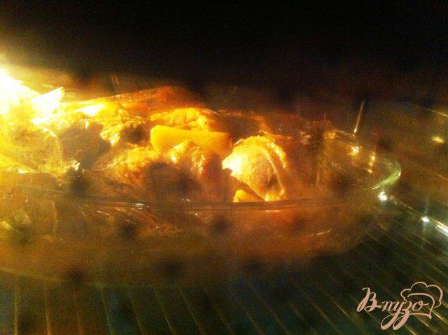 Фото приготовление рецепта: Куриные бедра в горчичном маринаде запеченные  с картофелем шаг №7