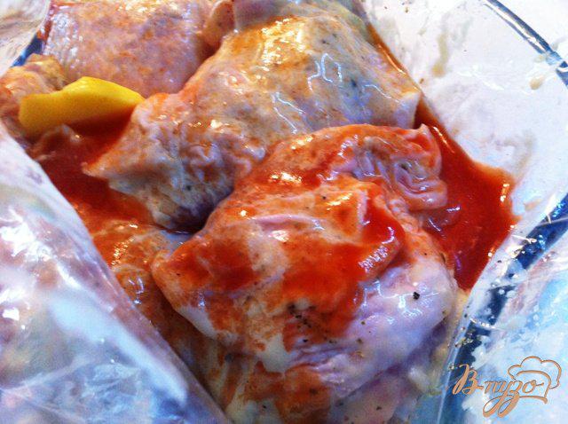 Фото приготовление рецепта: Куриные бедра в горчичном маринаде запеченные  с картофелем шаг №5