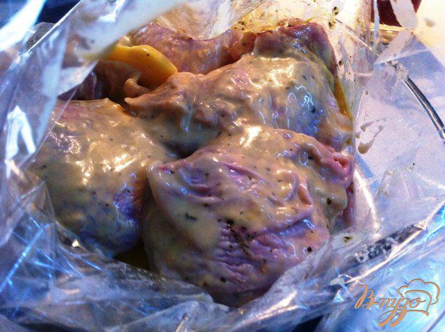 Фото приготовление рецепта: Куриные бедра в горчичном маринаде запеченные  с картофелем шаг №4