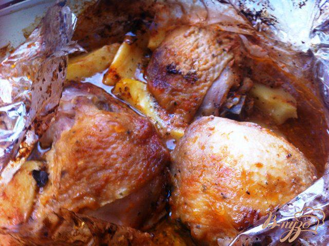 Фото приготовление рецепта: Куриные бедра в горчичном маринаде запеченные  с картофелем шаг №8