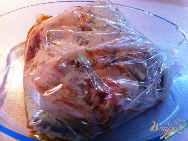 Фото приготовление рецепта: Куриные бедра в горчичном маринаде запеченные  с картофелем шаг №6