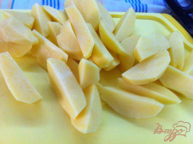 Фото приготовление рецепта: Куриные бедра в горчичном маринаде запеченные  с картофелем шаг №2