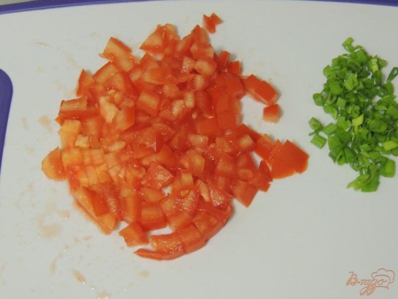 Фото приготовление рецепта: Кростини с помидором и сыром шаг №2