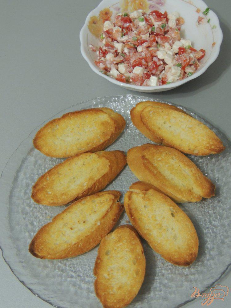 Фото приготовление рецепта: Кростини с помидором и сыром шаг №4
