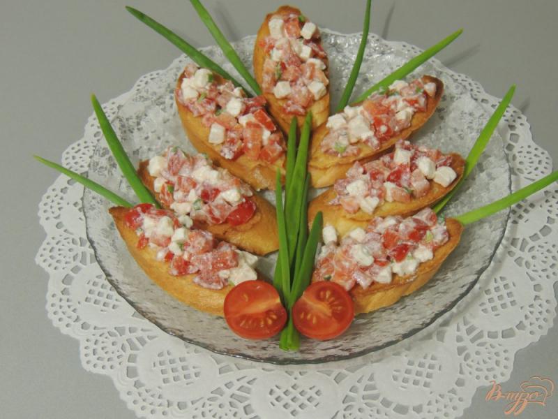 Фото приготовление рецепта: Кростини с помидором и сыром шаг №5