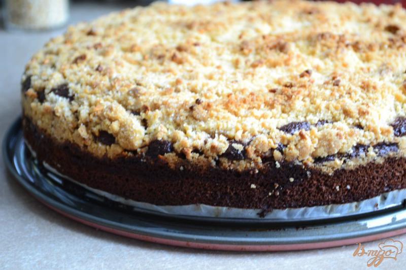 Фото приготовление рецепта: Шоколадный пирог с яблоками и штрейзелем шаг №10