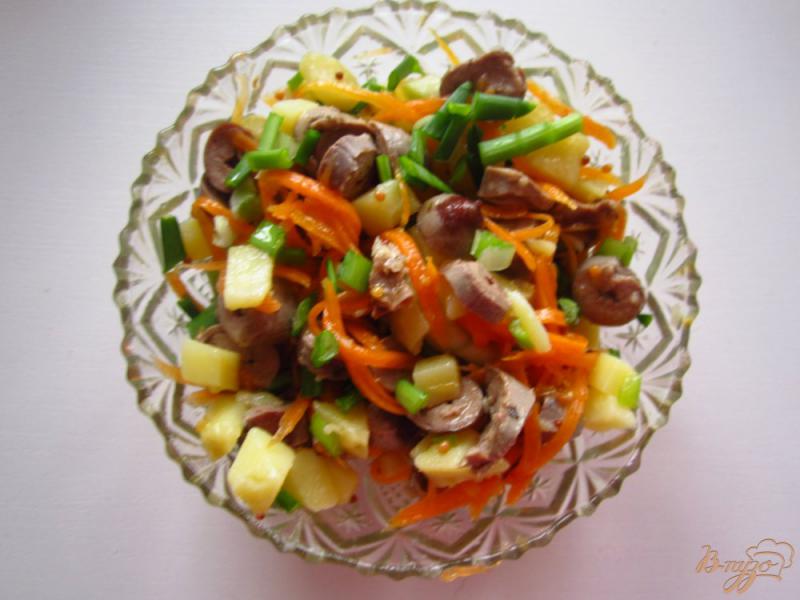 Фото приготовление рецепта: Салат с корейской морковью и куриным сердцем шаг №6