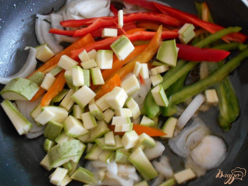 Фото приготовление рецепта: Креветки с овощами шаг №3