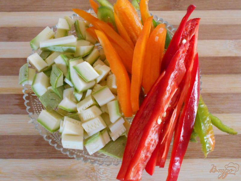 Фото приготовление рецепта: Креветки с овощами шаг №2